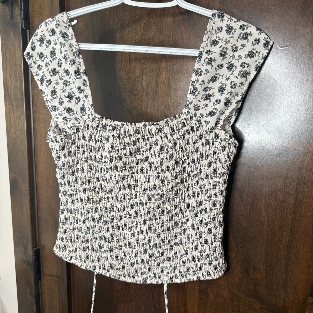 Sienna Sky Black and White Floral Blouse tie front smocked back Size L cap sleev - Picture 9 of 10
